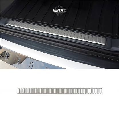 Scratch-resistant cargo area entry guard fits Defender L663 90/110/130, fitment view