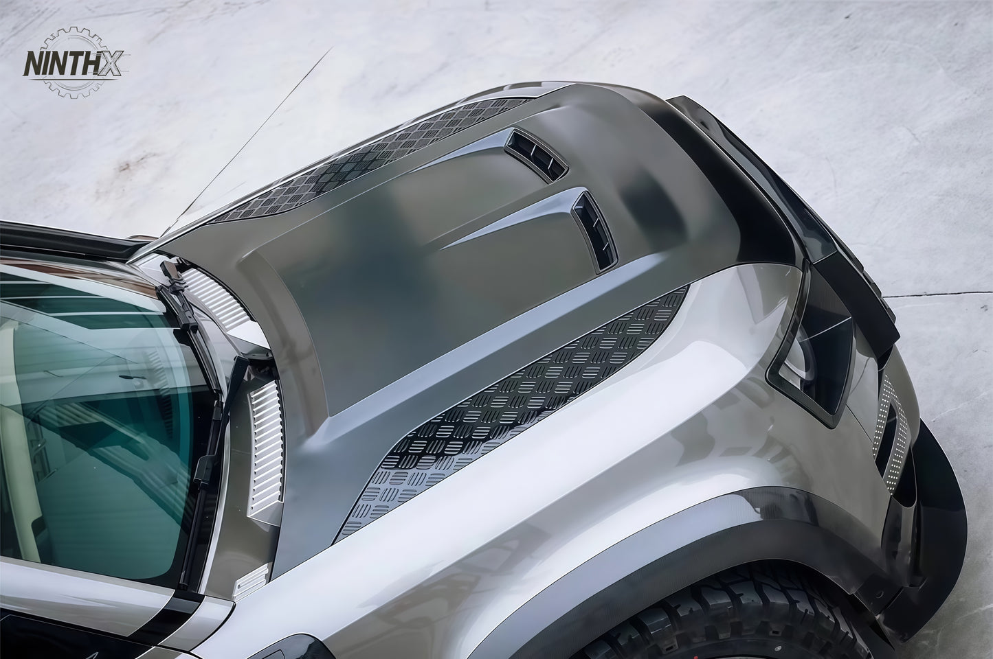 Sport-style vented engine bonnet, side profile